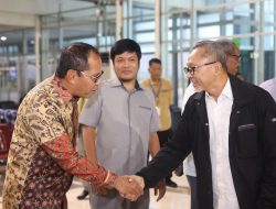 Wali Kota Makassar Sambut Kedatangan Menko Pangan Zulkifly Hasan di Bandara Sultan Hasanuddin