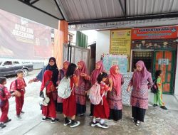 Guru UPT SPF SDI Layang III Makassar Gelar Kegiatan Rutin Penjemputan Siswa di Gerbang Sekolah