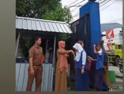 Guru dan Kepsek UPT SPF SMPN 7 Makassar Rutin Jemput Siswa di Pintu Gerbang