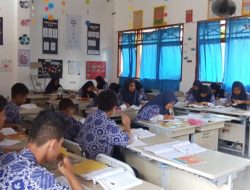 Proses Belajar Mengajar di UPT SPF SMPN 52 Makassar Tetap Berjalan Normal di Musim Hujan