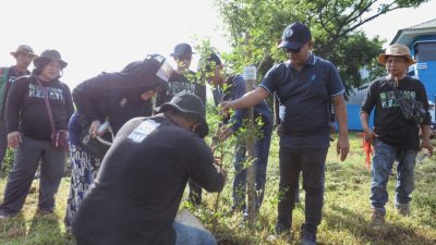 Dukung Ruang Terbuka Hijau, DLH Makassar Gelar Penanaman Pohon Dalam Peringatan HPSN 2025