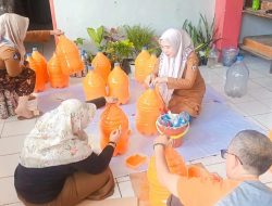 Kreatif! Siswa dan Guru UPT SPF SDN Sangir Makassar Sulap Limbah Galon Jadi Pot Bunga