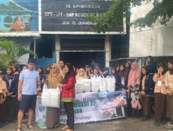 UPT SPF SMP Negeri 22 Makassar Gelar Jum’at Berkah dengan Berbagi 200 Nasi Dos kepada Masyarakat