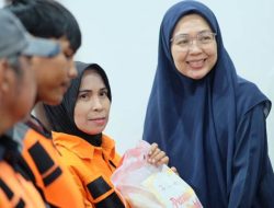 Melinda Aksa dan Permabudhi Sulsel Gelar Aksi Peduli Kasih untuk Petugas Kebersihan di Makassar