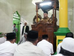 Wali Kota Makassar Berikan Bantuan Hibah dan Paket Pangan Ramadan di Masjid Nurul Kautsar