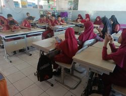 UPT SPF SMPN 49 Makassar Gelar Try Out Berbasis AI dengan HP Bersama Erlangga
