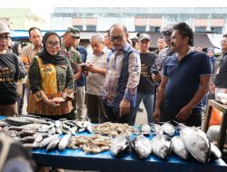 Gubernur Sulbar Tinjau Pasar, Pastikan Stok Pangan Aman Jelang Lebaran