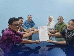 Plt Kadisdik Makassar Tandatangani dan Serahkan SK Pengurus MKKS SMP Negeri Se-Kota Makassar