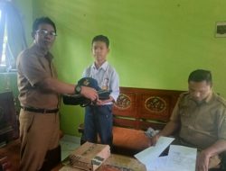 Disdik Mateng Beri Bantuan Seragam dan Alat Sekolah ke Siswa Kurang Mampu