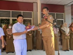 Kepala UPT SPF SDI Unggulan Toddopuli Serahkan Seragam Gratis kepada Siswa dari HIPMI