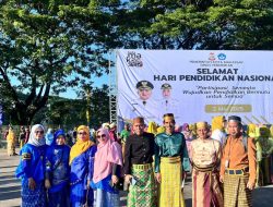 Kepsek dan Guru SDN Rappokalling 67/1 Tampil dengan Busana Adat di Upacara Hardiknas 2025