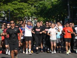 Lari Bareng Komunitas, Wali Kota Makassar Gaungkan Semangat Makassar Half Marathon 2025