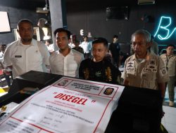 Satgas Pengawasan Perizinan Pemkot Makassar Segel THM Berkedok Kafe Resto di Kawasan Kima Square