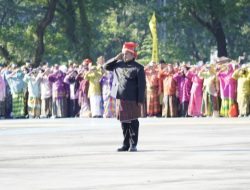 Kepala UPT SPF SMPN 36 Makassar Hadiri Upacara Hardiknas 2025 di Karebosi dengan Nuansa Adat Sulsel