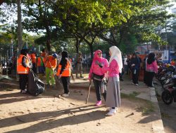 Bersama Pengurus TP PKK, Melinda Aksa Bersihkan Sampah di Kawasan Pantai Losari
