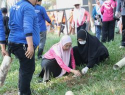 Jumat Bersih, Ketua TP PKK Melinda Aksa Inisiasi Penanaman Kompos Biopori di Taman Gajah