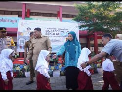 Langkah Nyata untuk Pendidikan Merata: Melinda Aksa Dampingi Wali Kota Salurkan Seragam Sekolah Gratis