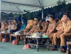 Kepala DPMPTSP Makassar Dampingi Wali Kota Munafri Bagikan Seragam Gratis di SMP Negeri 3