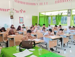 Siswa Antusias Ikuti Ujian Semester 2 di SDN Kapota Yudha Makassar