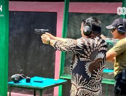 Pererat Sinergi, Plt Kadispora Ikuti Latihan Menembak dan Silaturahmi Bersama Yon Armed 6 Tamarunang