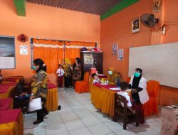 Penjaringan Kesehatan, Imunisasi Campak, dan Pemberian Obat Cacing di SDI Sambung Jawa 1 Makassar