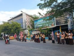Tebar Kebaikan, SMPN 22 Makassar Gelar Aksi Jumat Berkah di Depan Sekolah