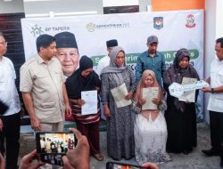 Legislator Andi Tenri Uji Dampingi Ibunda Sarinawati Terima Bantuan Rumah dari Mendagri dan Menteri PKP