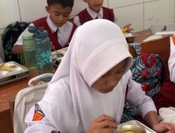 Program Makan Bergizi Gratis Resmi Bergulir di SDI Labuang Baji, Disambut Antusias