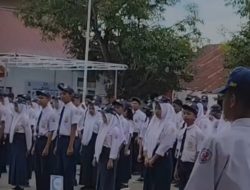 SMPN 52 Makassar Meriahkan HUT ke-80 RI dengan Upacara Pengibaran Bendera