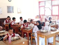 Perdana, Program Makan Bergizi Gratis Hadir di SDN Lariang Bangi I Makassar