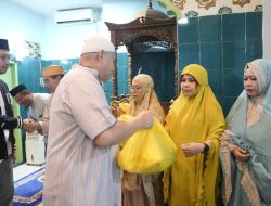 Wali Kota Munafri Serahkan Paket Sembako Usai Sholat Subuh Berjamaah di Mesjid Haqqul Yaqin