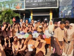 Jumat Penuh Berkah: Warga SMPN 22 Makassar Kompak Berbagi 500 Dos untuk Sesama