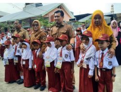 Peserta Didik Baru SDI Bawakaraeng Ikuti MPLS Hari Pertama, Ditandai dengan Pemasangan Atribut oleh Kepala Sekolah