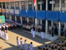 Kepala SMPN 33 Makassar, Andi Rahayu Cante, Pimpin Upacara Hari Kesadaran Nasional 2025