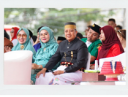 Kadis Sosial dan Ketua DWP Dinsos Makassar Hadiri Upacara Penurunan Bendera HUT RI ke-80 dengan Penuh Khidmat