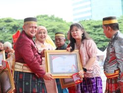 Munafri-Aliyah Berbagi Bantuan Pendidikan hingga Penghargaan di Upacara HUT Kota Makassar ke-418