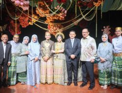Wali Kota Munafri Beri Doa Restu pada Resepsi Pernikahan Zulfiqar dan Roida