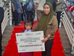 SDN Rajawali Terima Bantuan Tas dan Seragam dari Bank Mandiri di Puncak HUT Kota Makassar