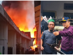 Kebakaran Hebat di Mariso: Empat Rumah Hangus, Damkarmat Makassar Kerahkan 20 Armada