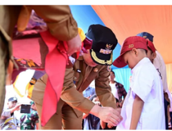 Pemkot Makassar Salurkan 150 Seragam Sekolah Gratis untuk Siswa di Pulau Kodingareng