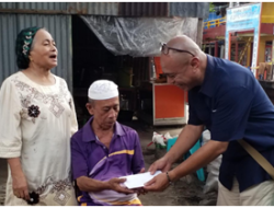 Rektor Unhas Salurkan Bantuan bagi Korban Kebakaran di Pulau Barrang Lompo