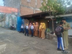 Suasana Pagi di SMPN 21 Makassar Hangat dengan Tradisi Penyambutan Siswa