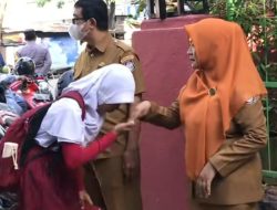 Kehangatan Pagi di UPT SPF SDN Tanggul Patompo 1 Makassar, Guru Sambut Siswa dengan Jabat Tangan