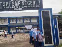 Guru SMPN 7 Makassar Sambut Siswa di Gerbang, Wujudkan Suasana Pagi yang Hangat