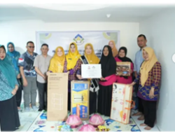 Ketua Bunda PAUD Kota Makassar Serahkan Bantuan Rehabilitasi PAUD di Kelurahan Tallo