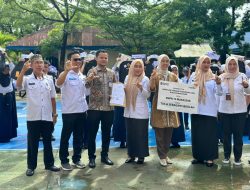 Kadisdik Achi Soleman Serahkan Bantuan Seragam, Tas, dan Pouch Gratis di SMP Negeri 15 Makassar