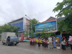 SMPN 22 Makassar Gelar Kegiatan Jumat Berkah, Bagikan 300 Dos kepada Pengendara dan Warga