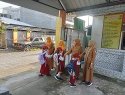 Guru-Guru SD Inpres Layang III Makassar Jemput Langsung Siswa di Gerbang Setiap Pagi
