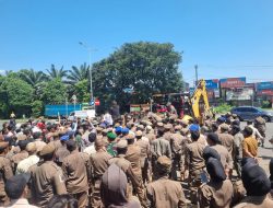 Penertiban PKL di Jalan Satando Ricuh, Warga Lempar Botol dan Batu ke Petugas