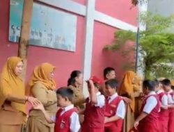 Momen Haru dan Bahagia: Siswa SDN Kakatua Makassar Penuh Semangat Awali Masuk Sekolah dengan Halal Bihalal